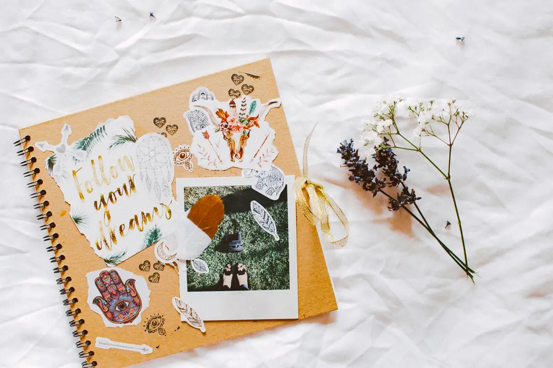 Repeating pattern paper with a seamless join